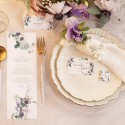 Dekoracja stołu w klimacie wesela wiejskiego, gdzie znajduje się dużo naturalnych kwiatów, traw pampasowych i słomianych zdobień