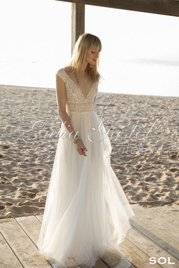 suknia ślubna z przepięknymi ozdobnymi akcentami