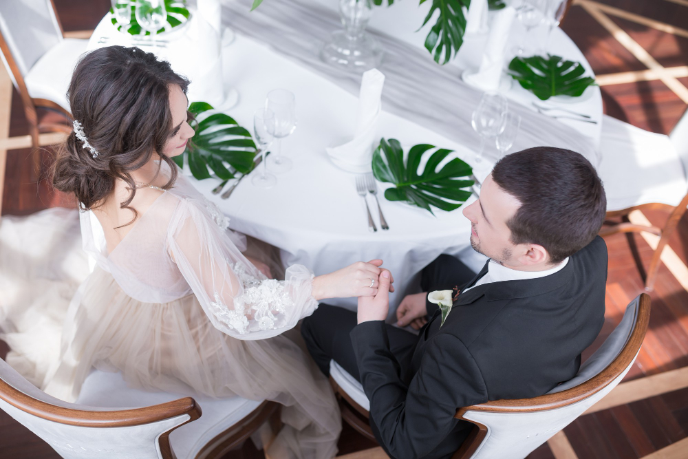usadzenie gości przy stole weselnym
