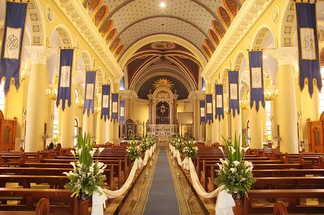 tiul do dekoracji kościoła na ślub